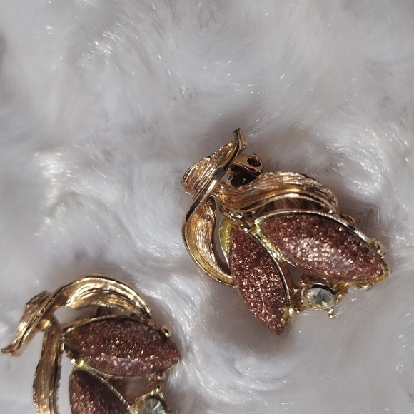 𝅺VINTAGE flower rose gold color with Amber color lease and clear Stone clip-on - Picture 6 of 7